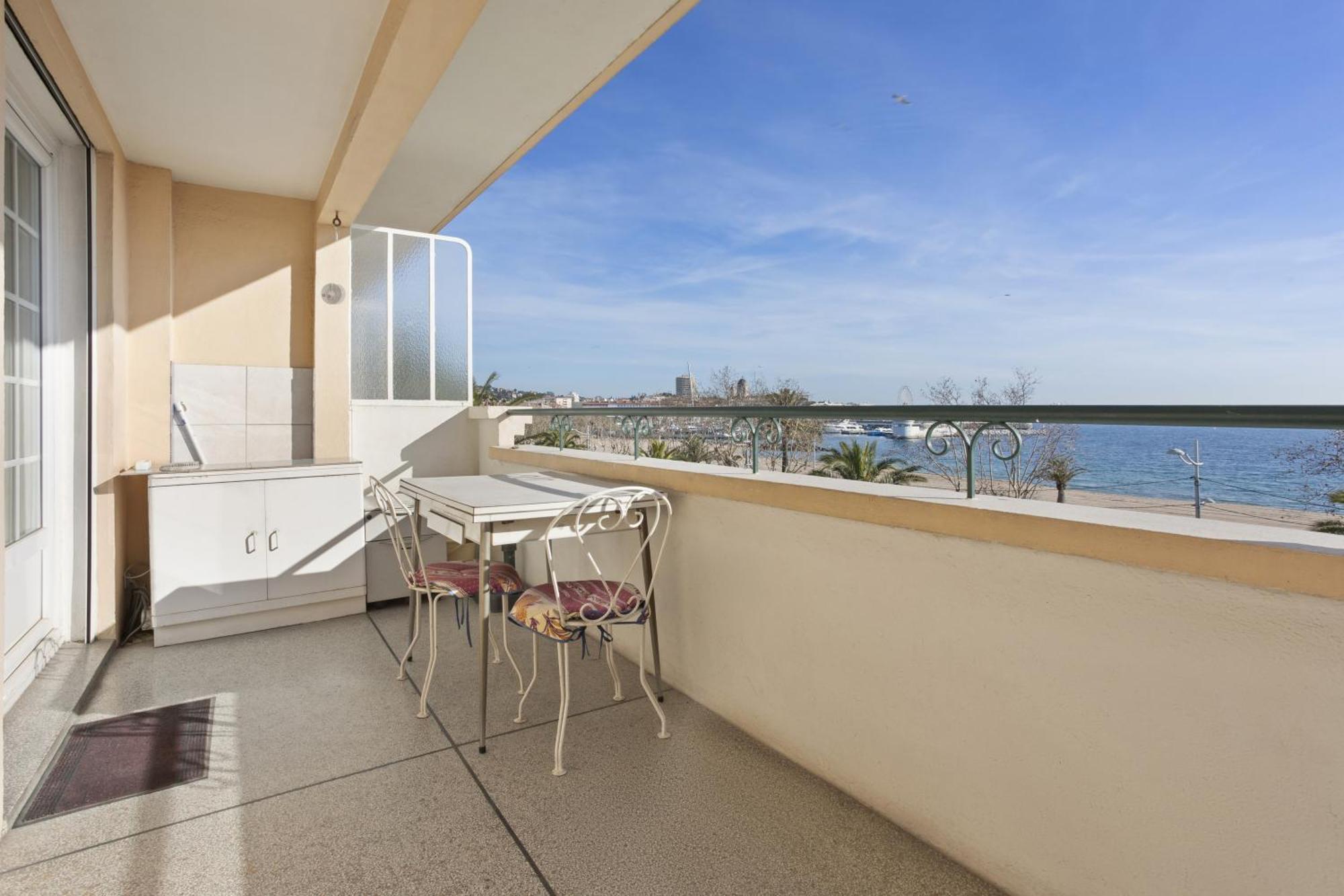Front De Appartement