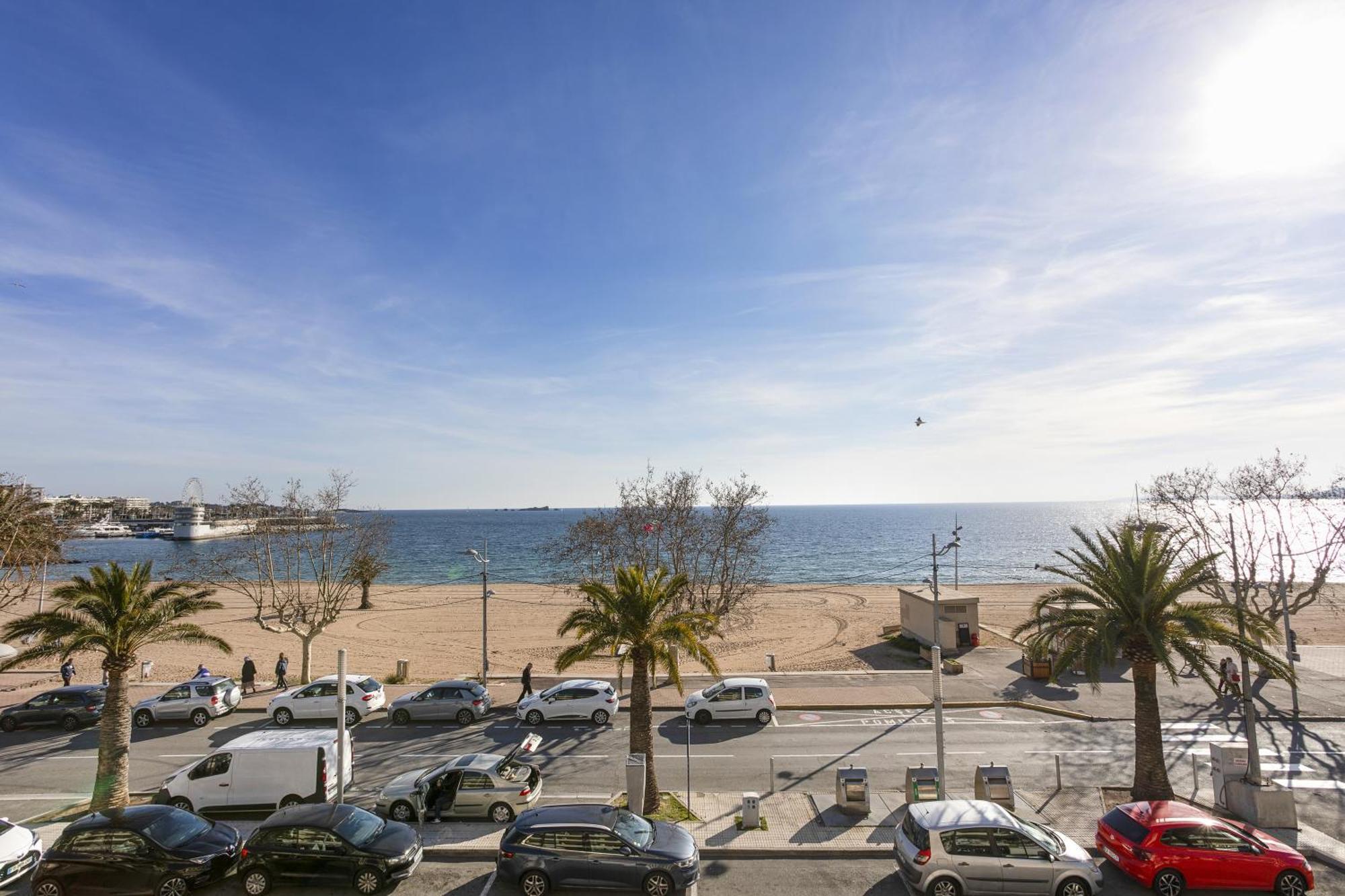 Front De Apartment *