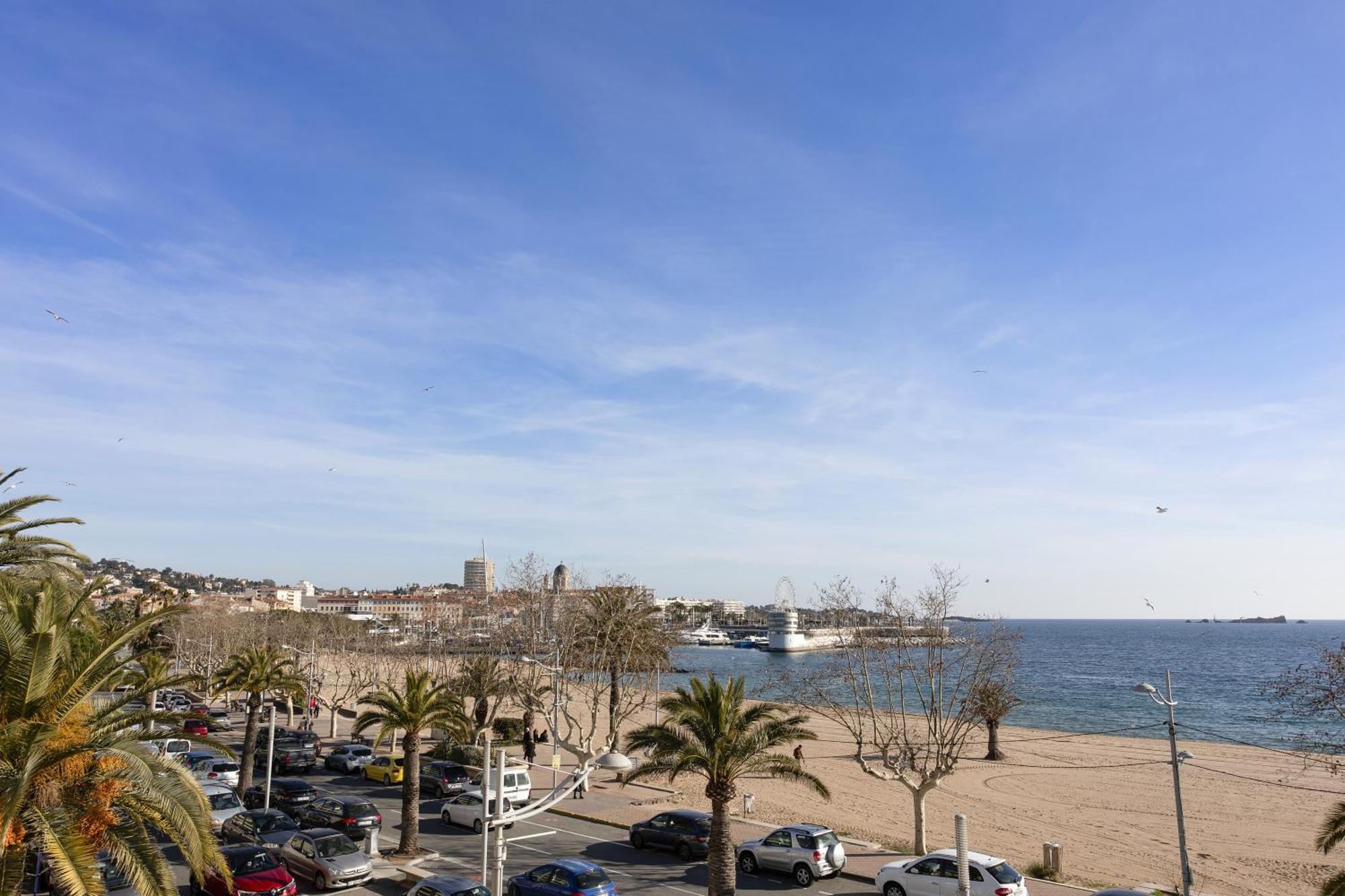 Front De Apartment