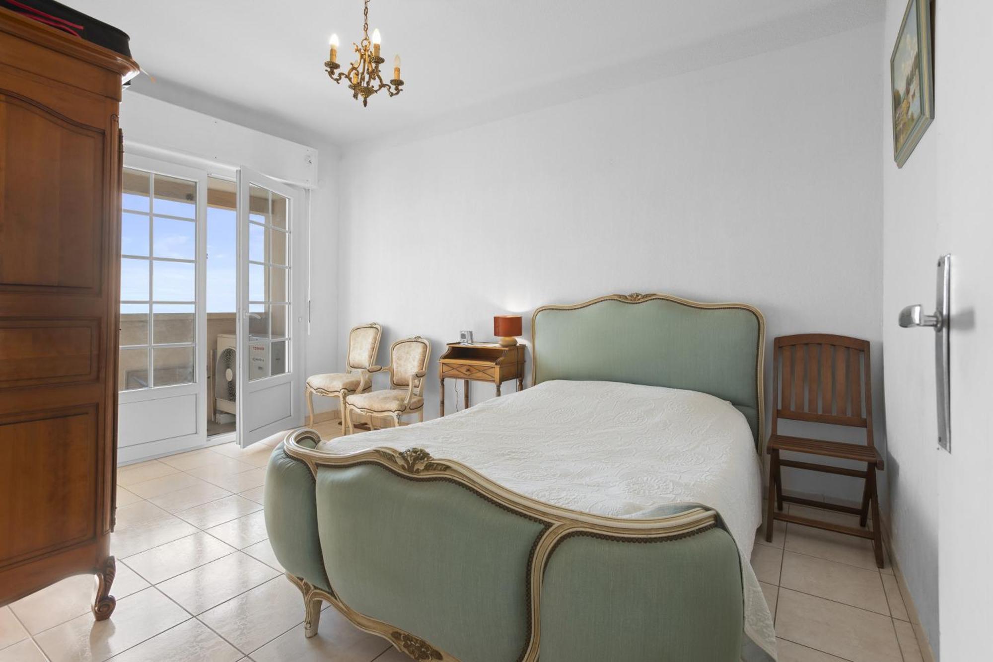 Front De Appartement